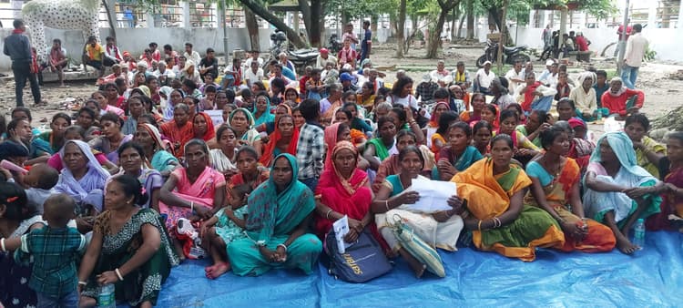 धर्मांतरण को लेकर की गयी मारपीट के खिलाफ किया प्रदर्शन