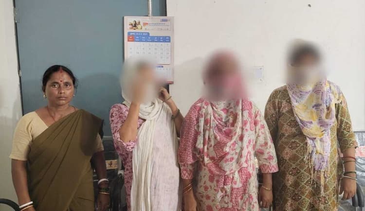 7.61 लीटर विदेशी शराब के साथ तीन महिला तस्कर