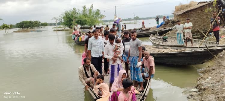बाढ़ का पानी कम होने के बावजूद लोगों की परेशानी नहीं हुई कम