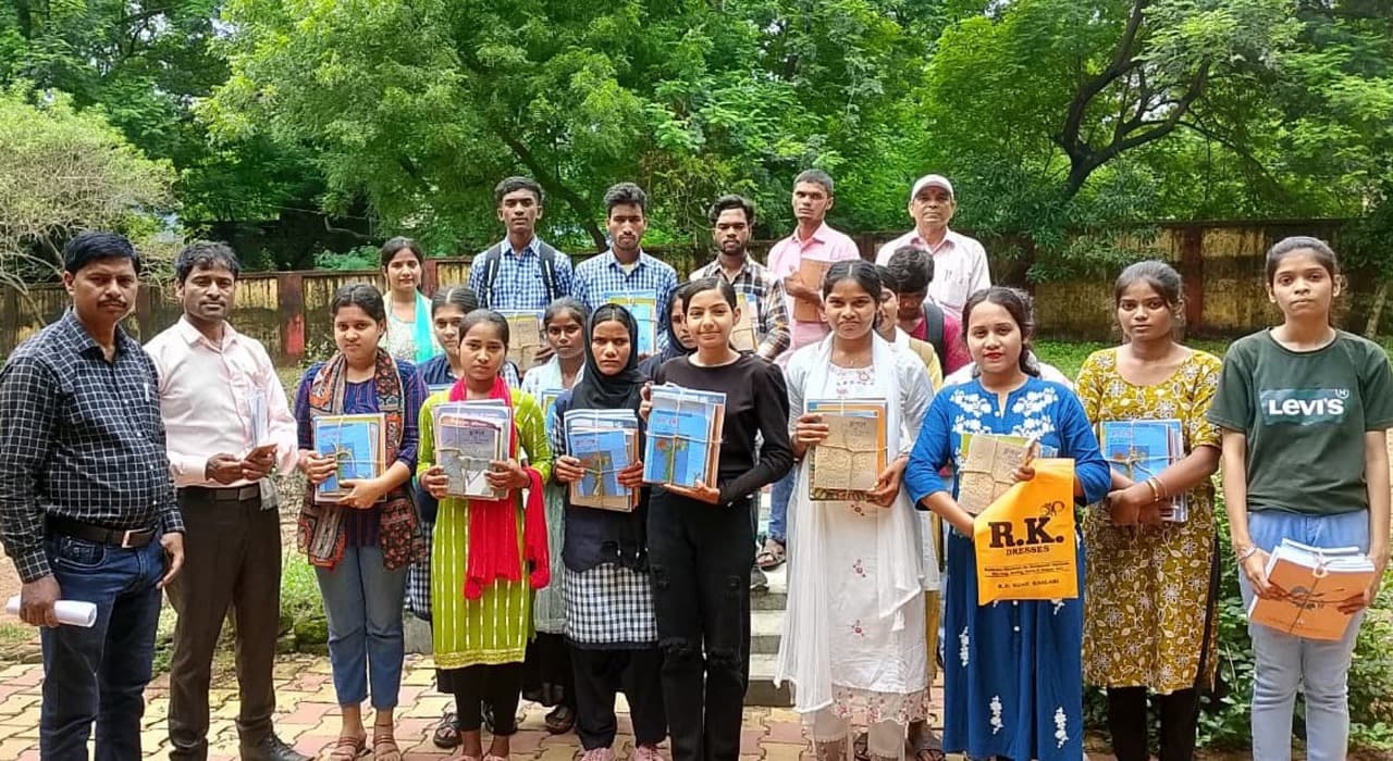 यूकेएस इंटर कॉलेज के विद्यार्थियों को मिली निःशुल्क पाठ्य पुस्तक