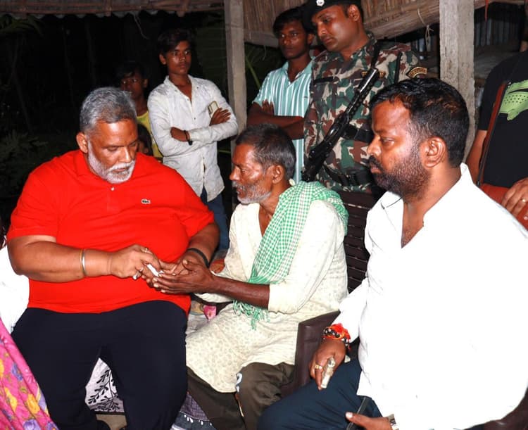 मृतकों के परिजनों से मिले सांसद पप्पू यादव, की आर्थिक मदद