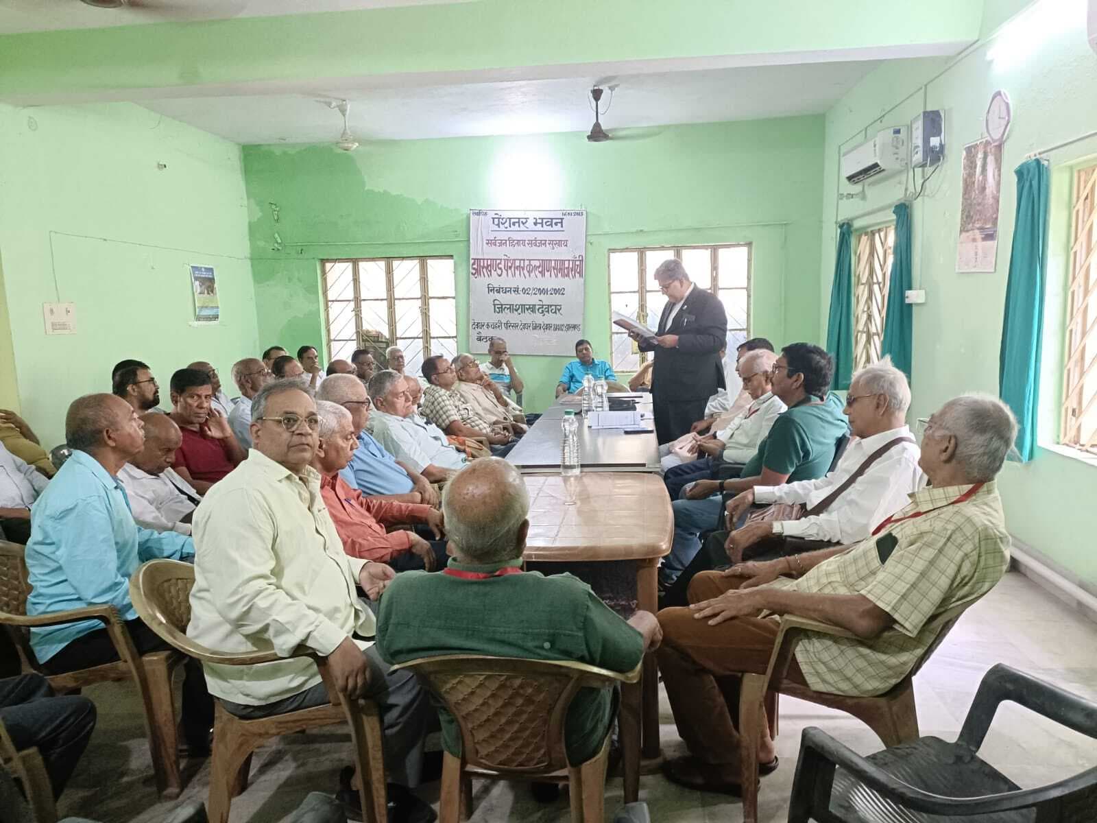 Deoghar news : सेवानिवृत्त कर्मियों ने बीमा योजना का लाभ नहीं मिलने पर जतायी चिंता