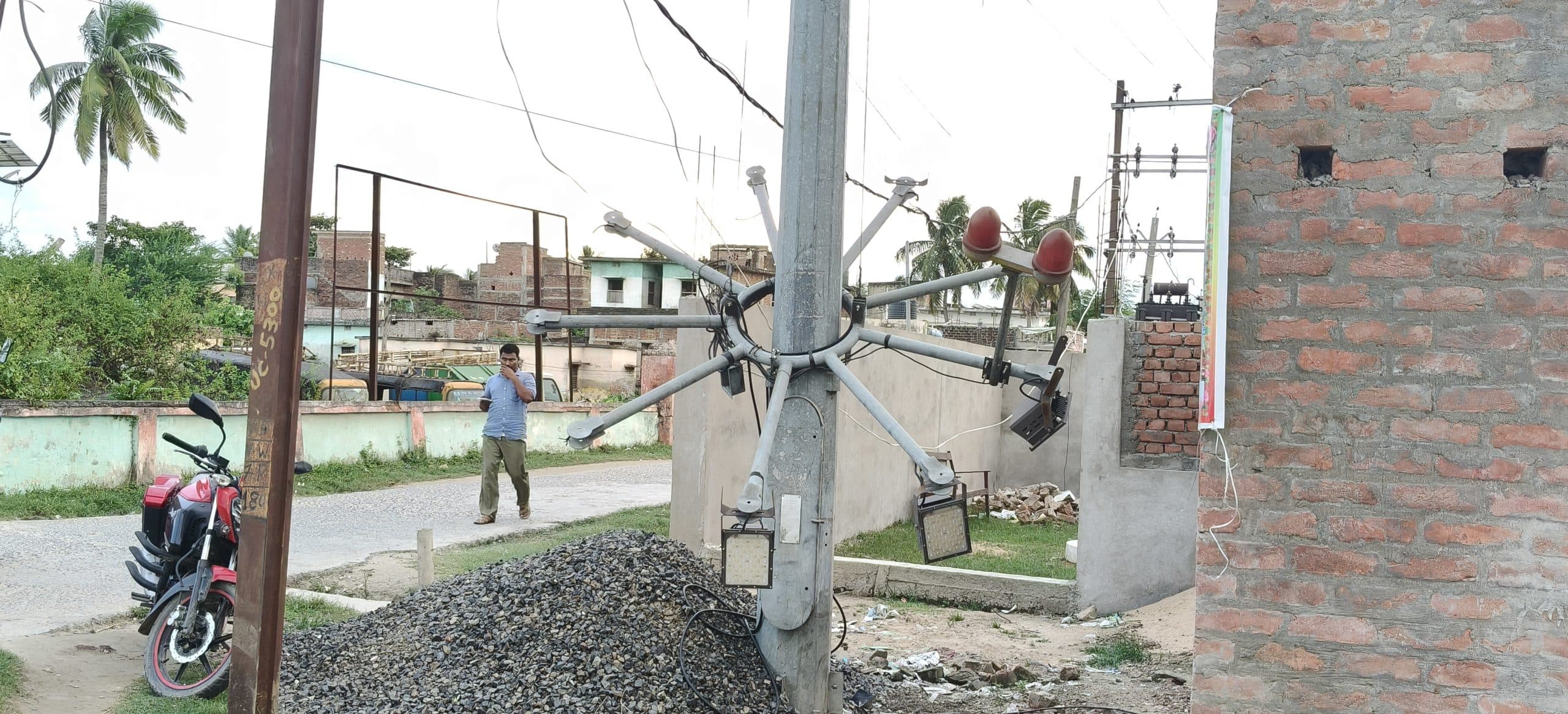 एक सप्ताह से खराब पड़ा है हाईमास्ट लाइट, अंधेरे में डूबा रहता है शहर