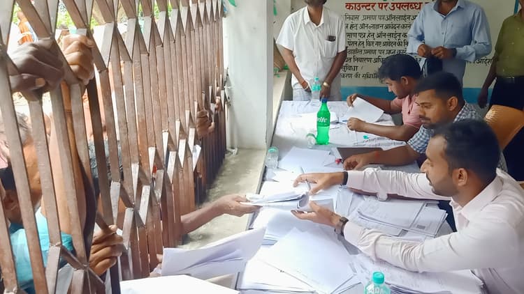 योजनाओं के लाभ से कराया अवगत