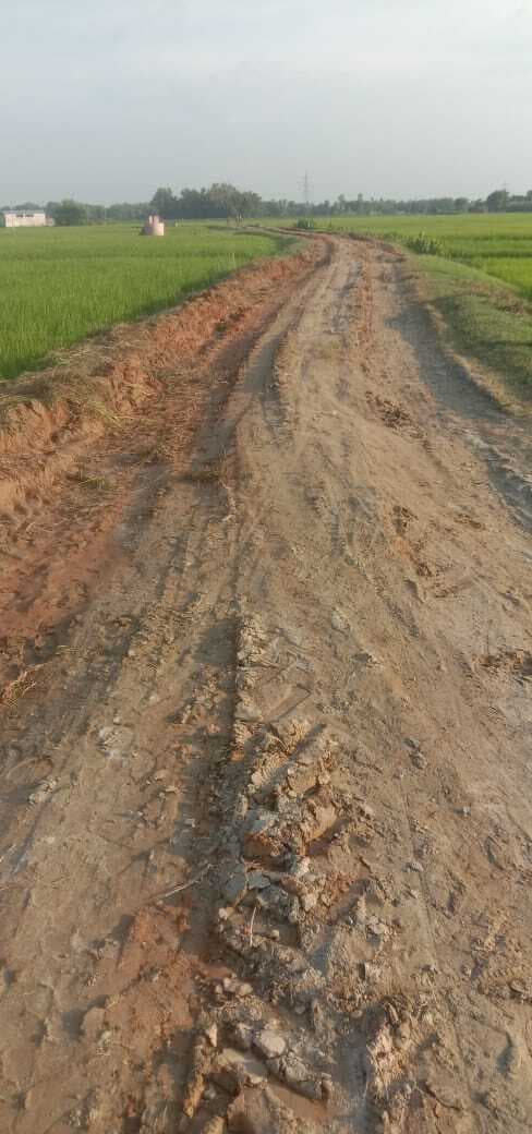 सातनपट्टी पंचायत में जर्जर सड़क से ग्रामीण बेहाल, बरसात में कीचड़ व गड्ढों से बढ़ी परेशानी