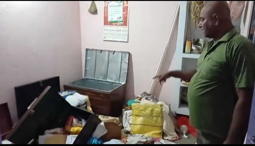 बंद घर का वेंटिलेटर तोड़कर चोरों ने नकदी समेत 50 हजार सामनों की चोरी