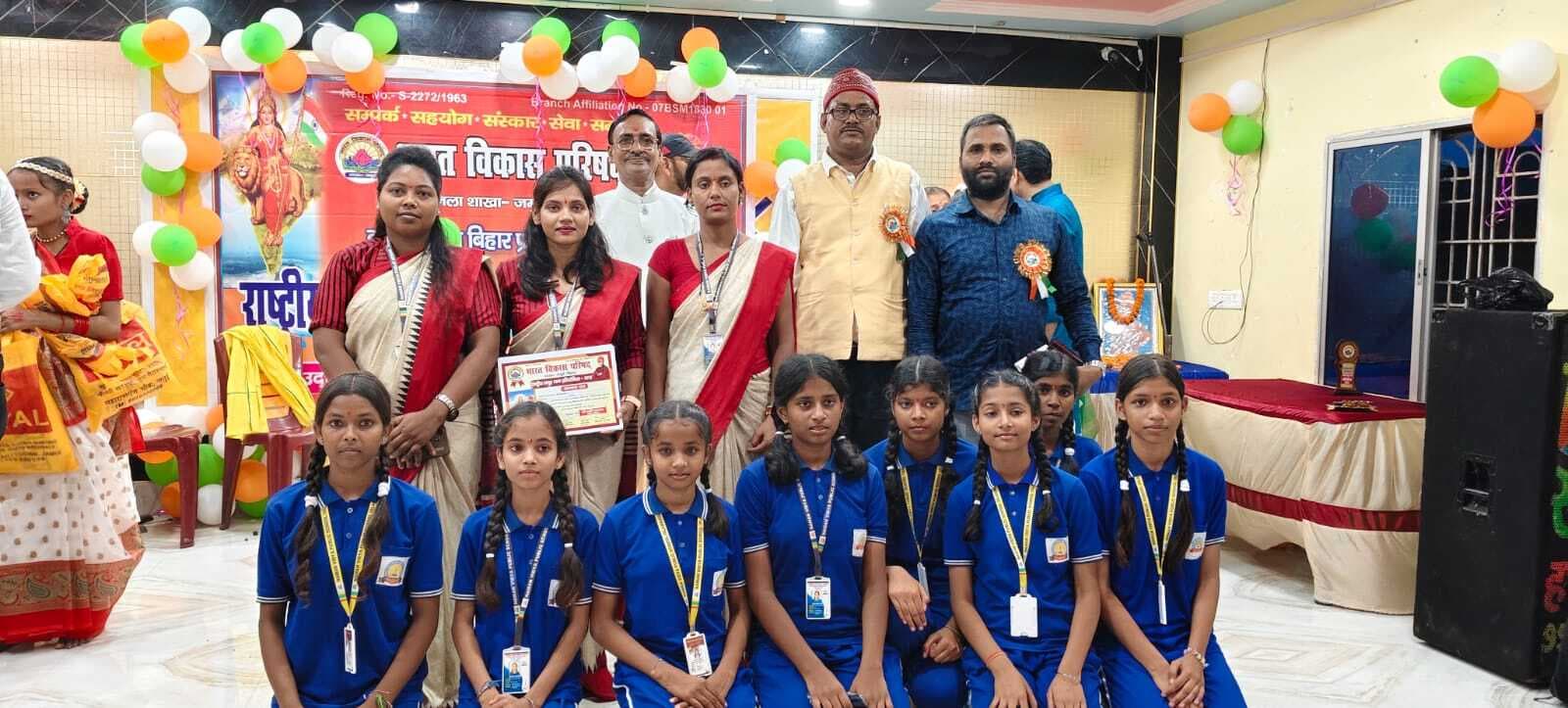 बच्चों ने संस्कृत गीत की प्रस्तुति देकर दर्शकों को किया मंत्रमुग्ध