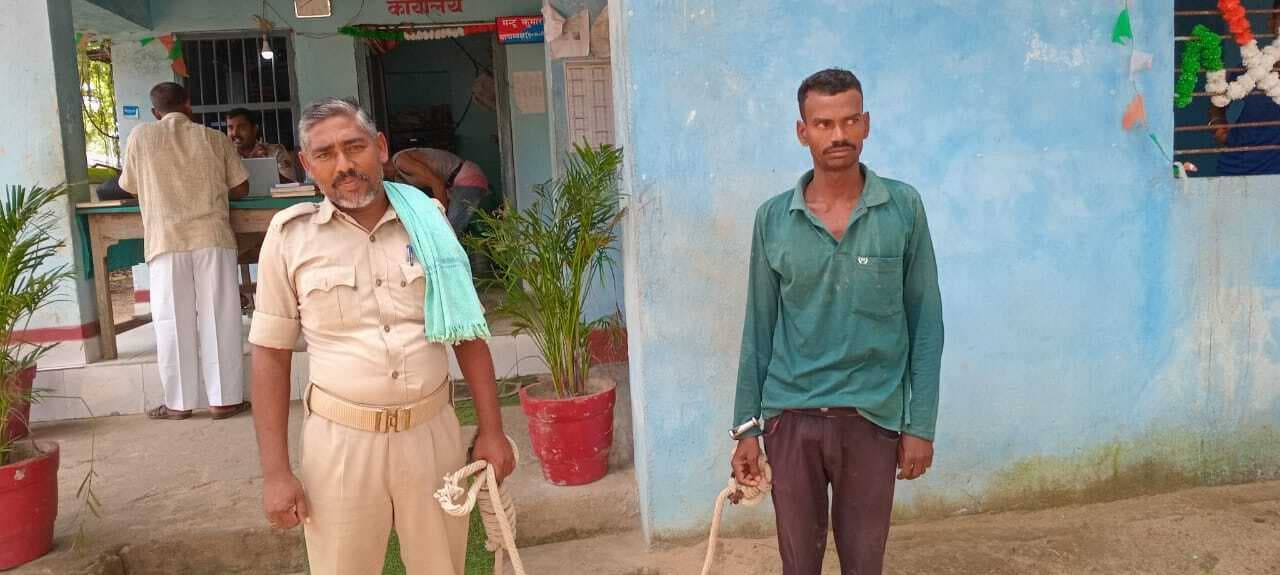 शंभुगंज में उपद्रव मचा रहे शराबी को पुलिस ने पकड़ा