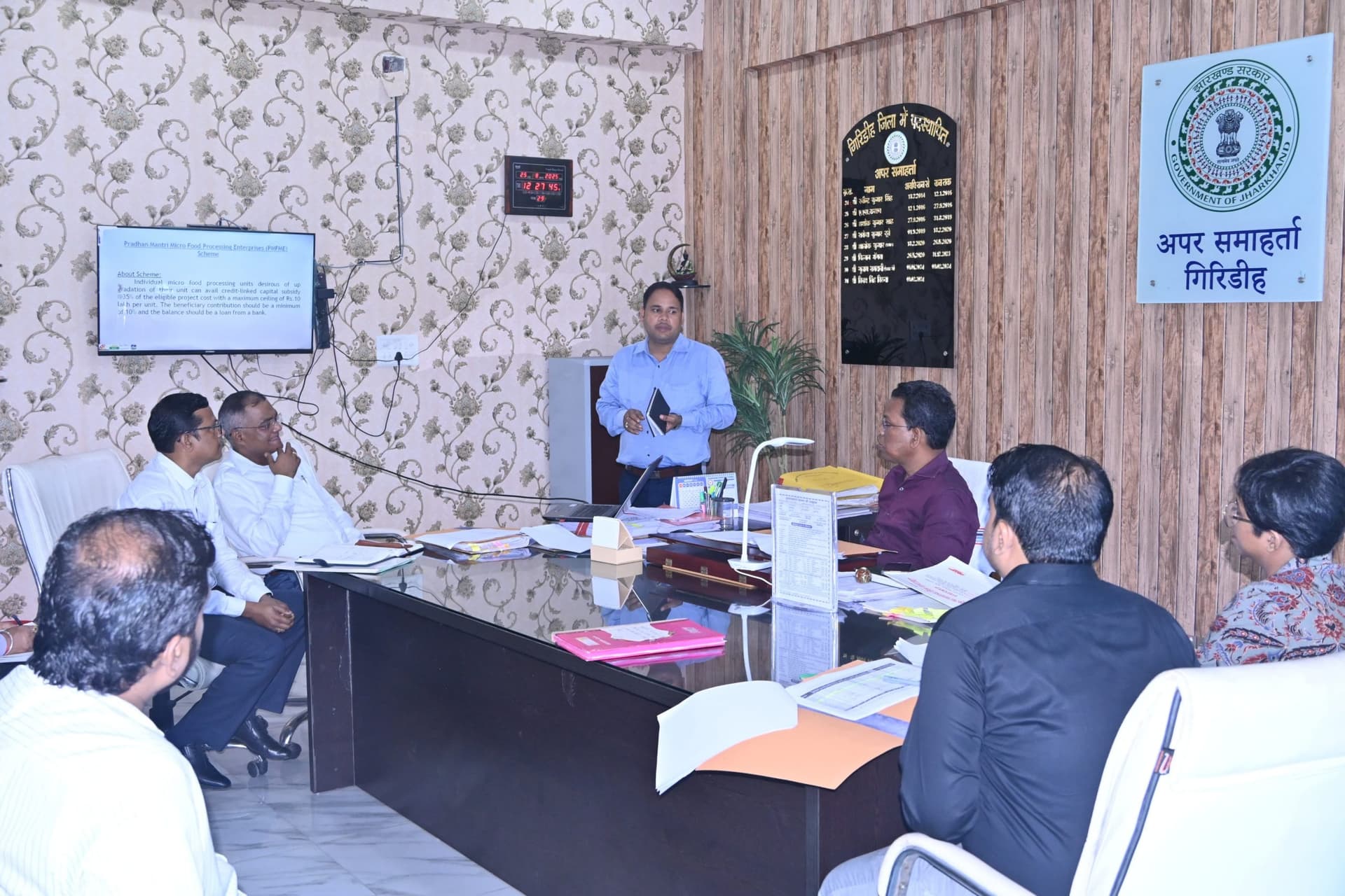 Giridih News :अपर समाहर्ता ने की पीएमएफएमई योजना की समीक्षा