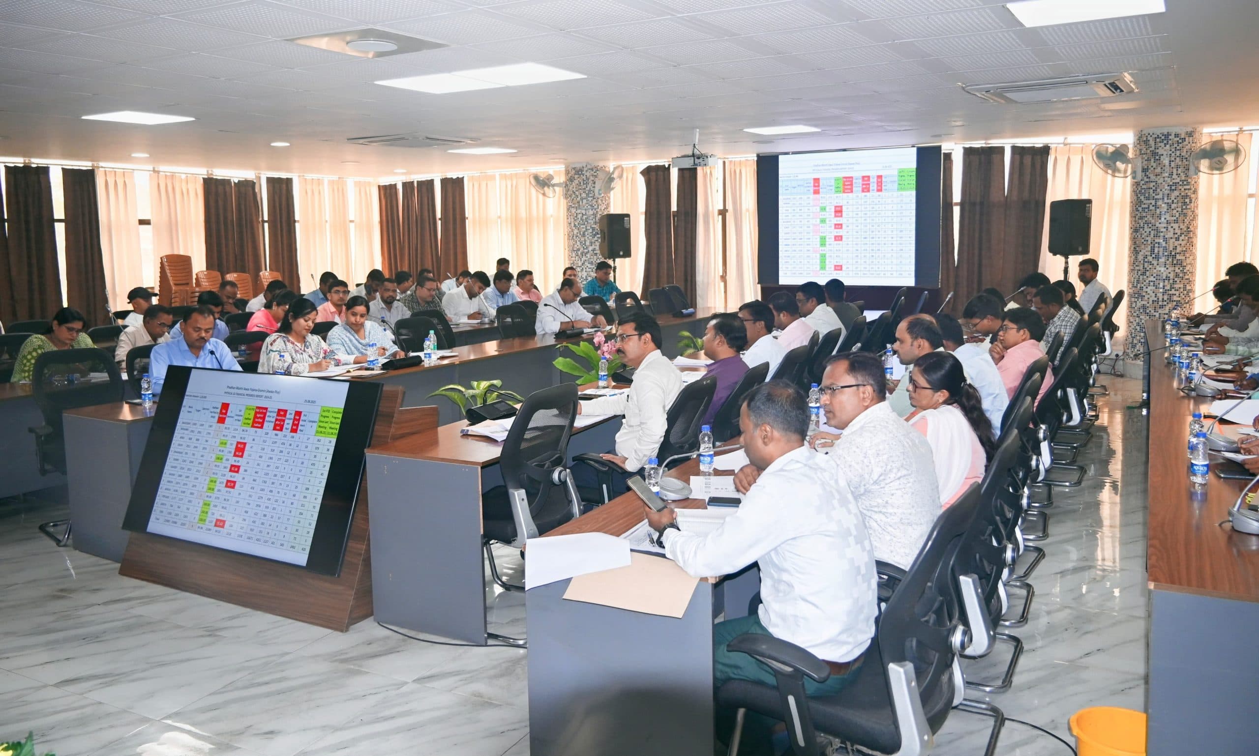 Giridih News :योजनाओं के क्रियान्वयन व संचालन में कोताही बर्दाश्त नहीं