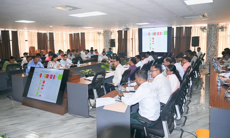 Giridih News :योजनाओं के क्रियान्वयन व संचालन में कोताही बर्दाश्त नहीं