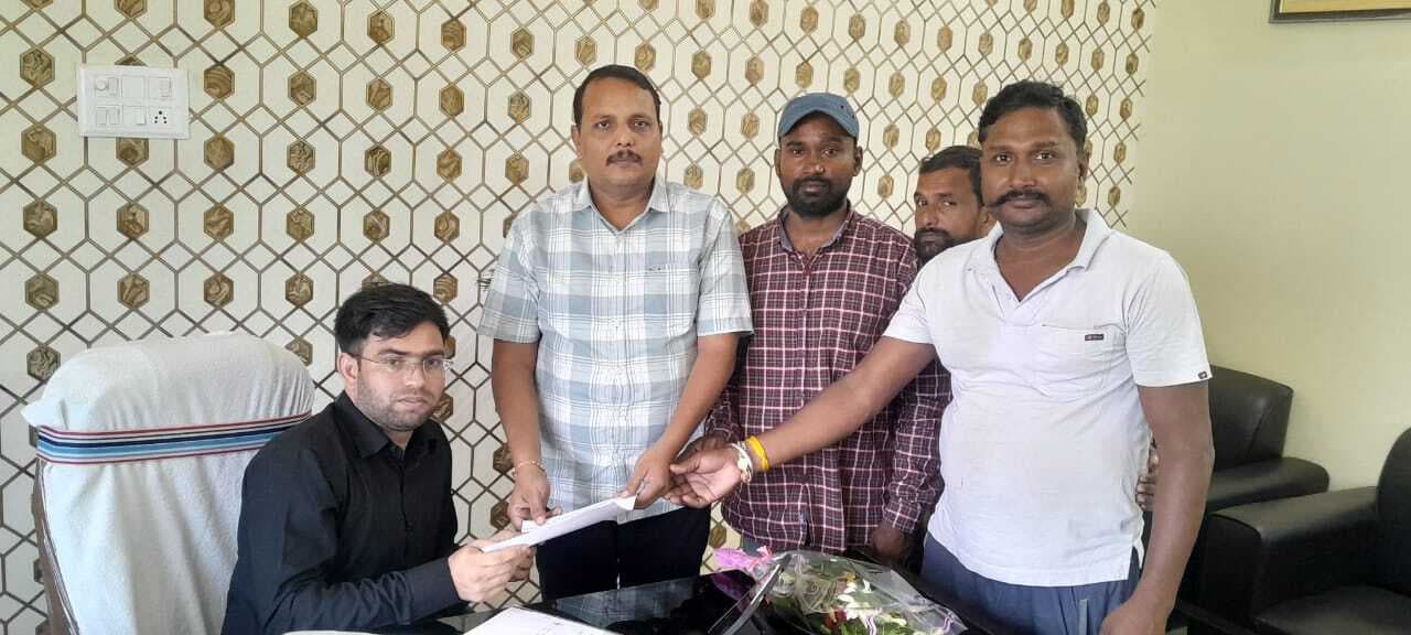 जनसेवा पार्टी ने कार्यपालक पदाधिकारी को सौंपा ज्ञापन