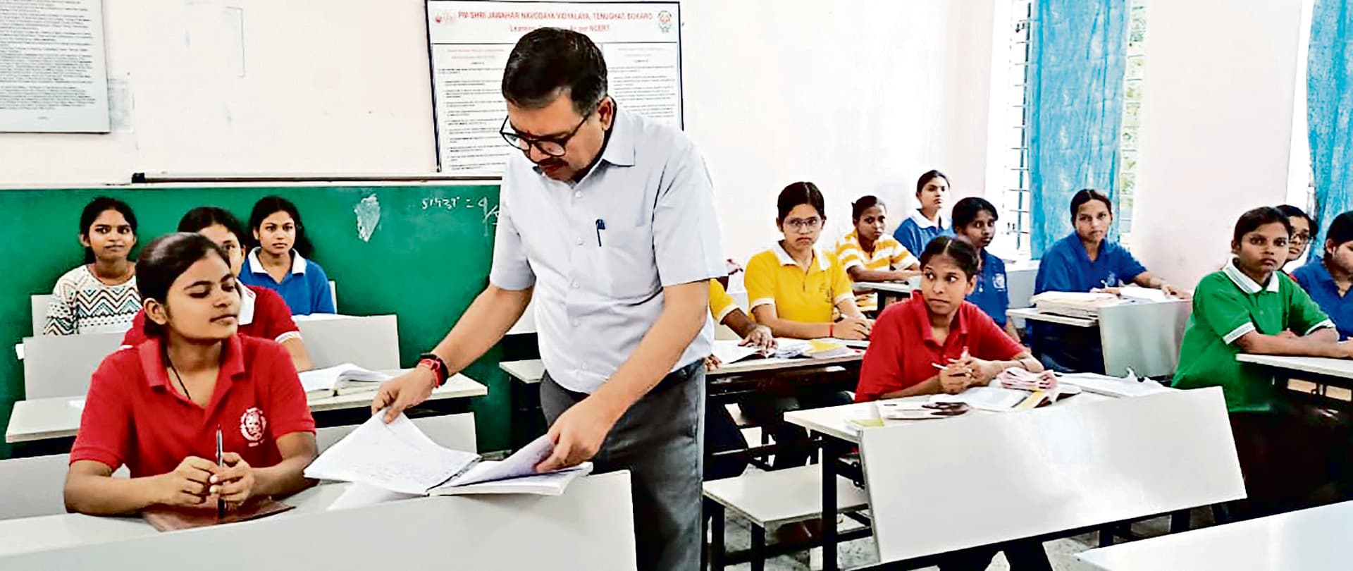 Bokaro News : डीसी ने किया जवाहर नवोदय विद्यालय तेनुघाट का निरीक्षण, मिलीं कई कमियां