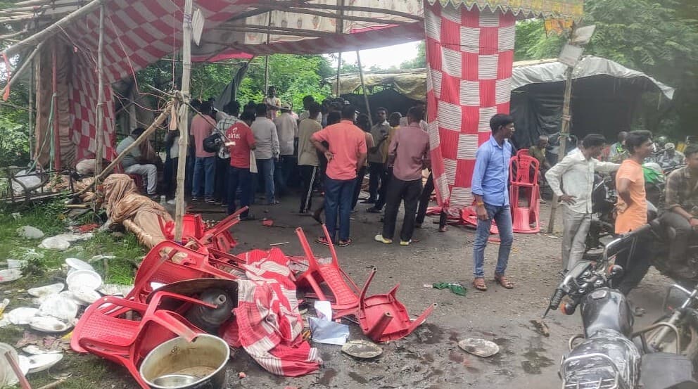 Bokaro News : हाइवा एसोसिएशन के पंडालों को किया क्षतिग्रस्त