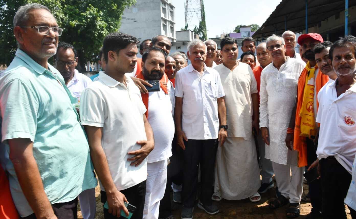 आचार्य बालकृष्ण जी महाराज ने गोशाला पहुंच गायों के रख-रखाव की दी जानकारी