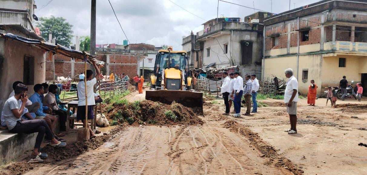 Giridih News :बृंदा में सड़क से हटाया गया कचरा
