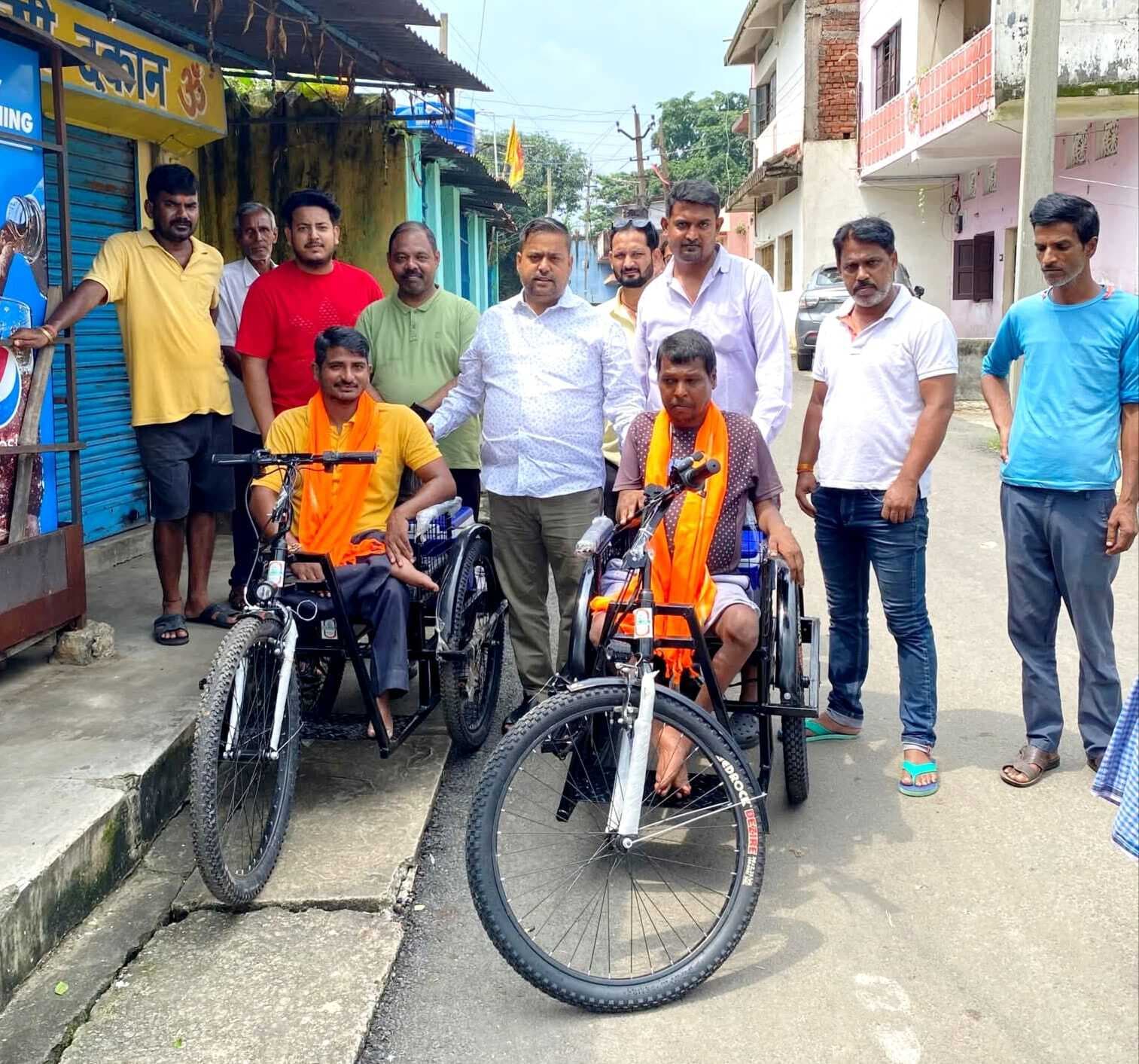 Jamshedpur News : बर्मामाइंस के दो दिव्यांगों को मिली इलेक्ट्रिक ट्राइसाइकिल
