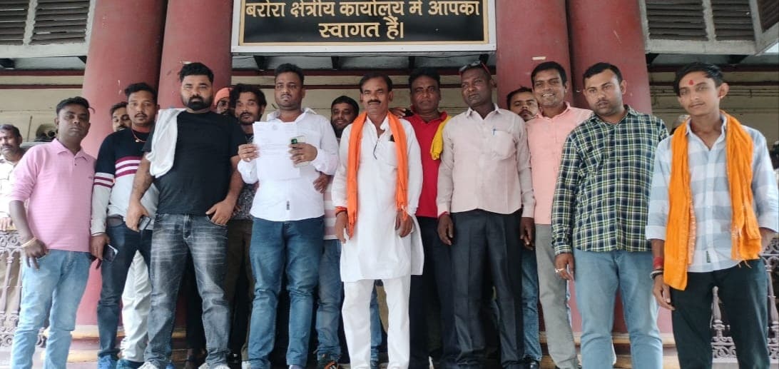 Dhanbad News: ग्रामीणों ने बरोरा जीएम कार्यालय में जड़ा ताला