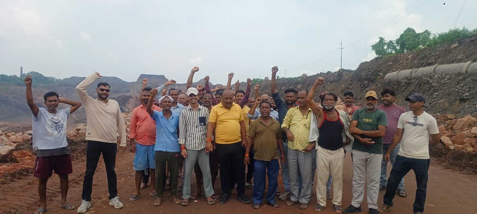 Dhanbad News: चार माह से जलापूर्ति ठप रहने से फूटा लोगों का आक्रोश, फायर पैच का काम कराया ठप