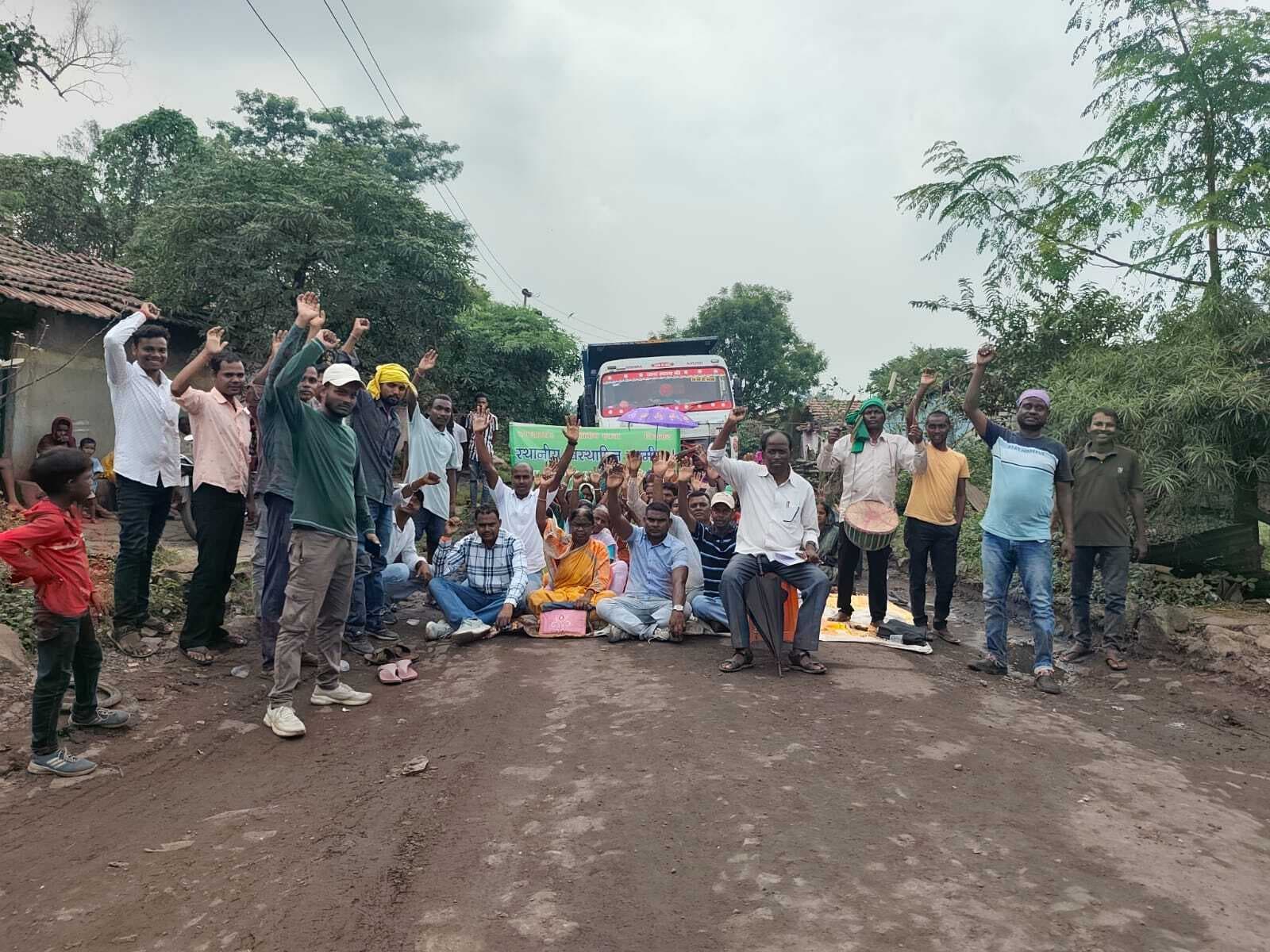 Dhanbad News: भौंरा में कांटा घर निर्माण व प्रदूषण के विरोध में किया रोड जाम