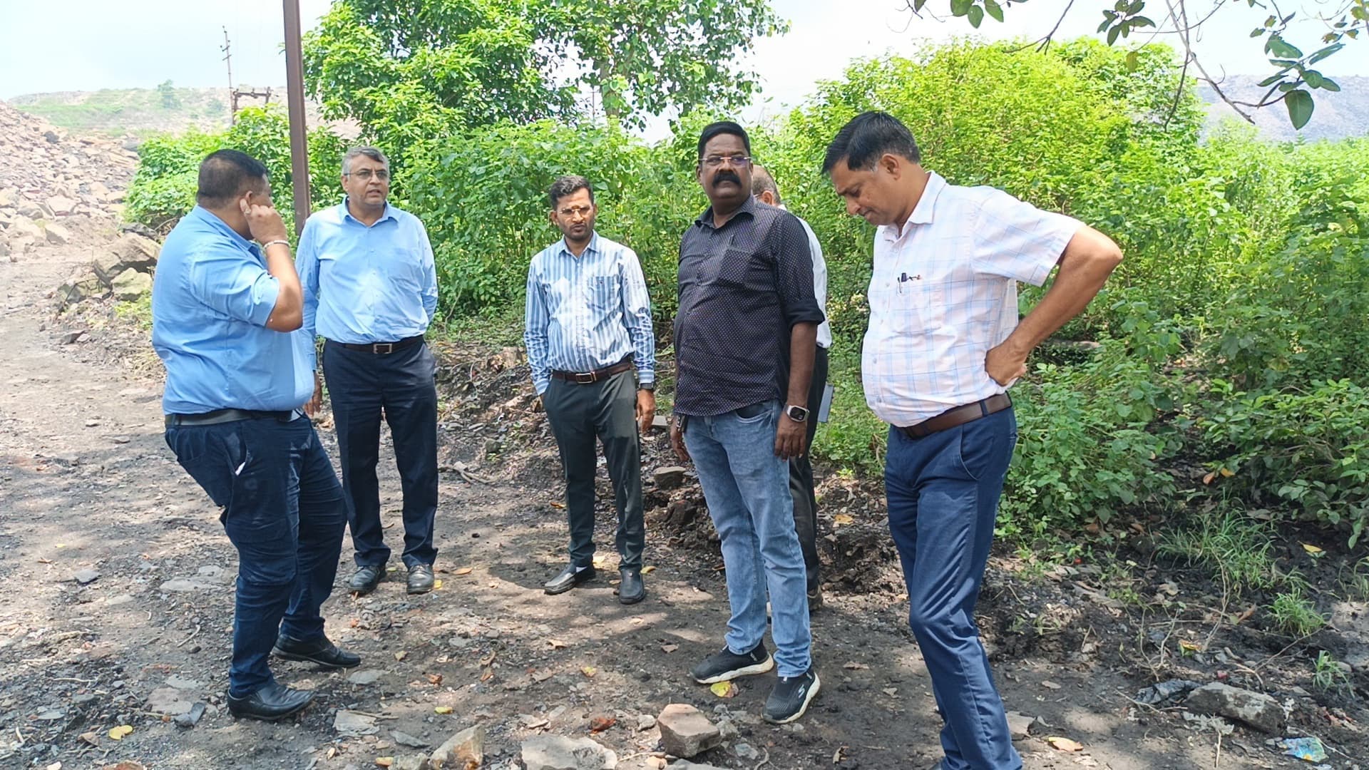 Dhanbad News: मोहरीबांध में सड़क का टीम ने किया निरीक्षण