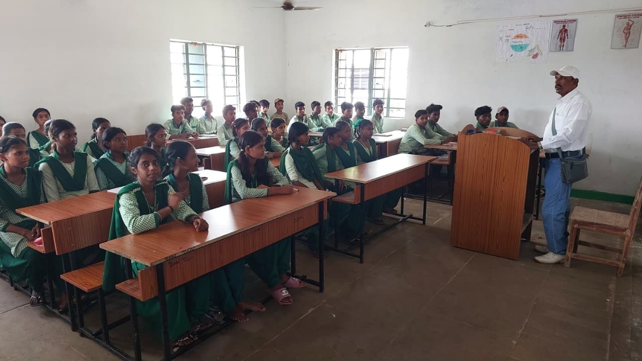 प्रखंड प्रमुख ने शिक्षा के प्रति छात्रों को किया जागरूक