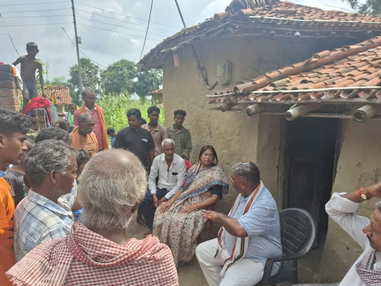 मृतक के परिजनों से मिलकर भाजपा नेत्री ने दी श्रद्धांजलि