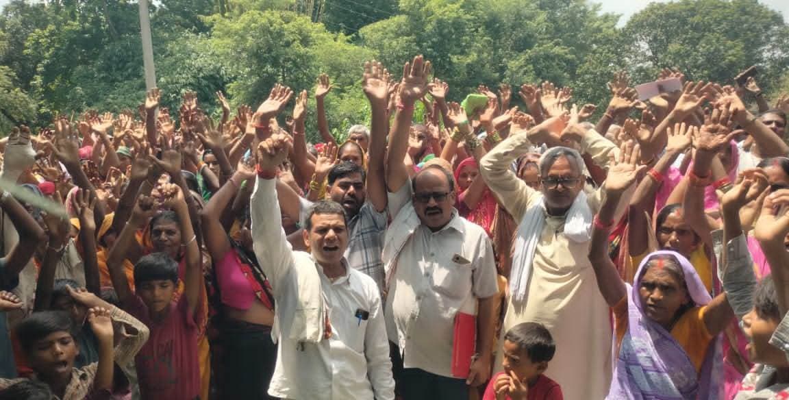 Saran News : डुमरी पंचायत में बाढ़ राहत राशि को लेकर ग्रामीणों ने किया प्रदर्शन