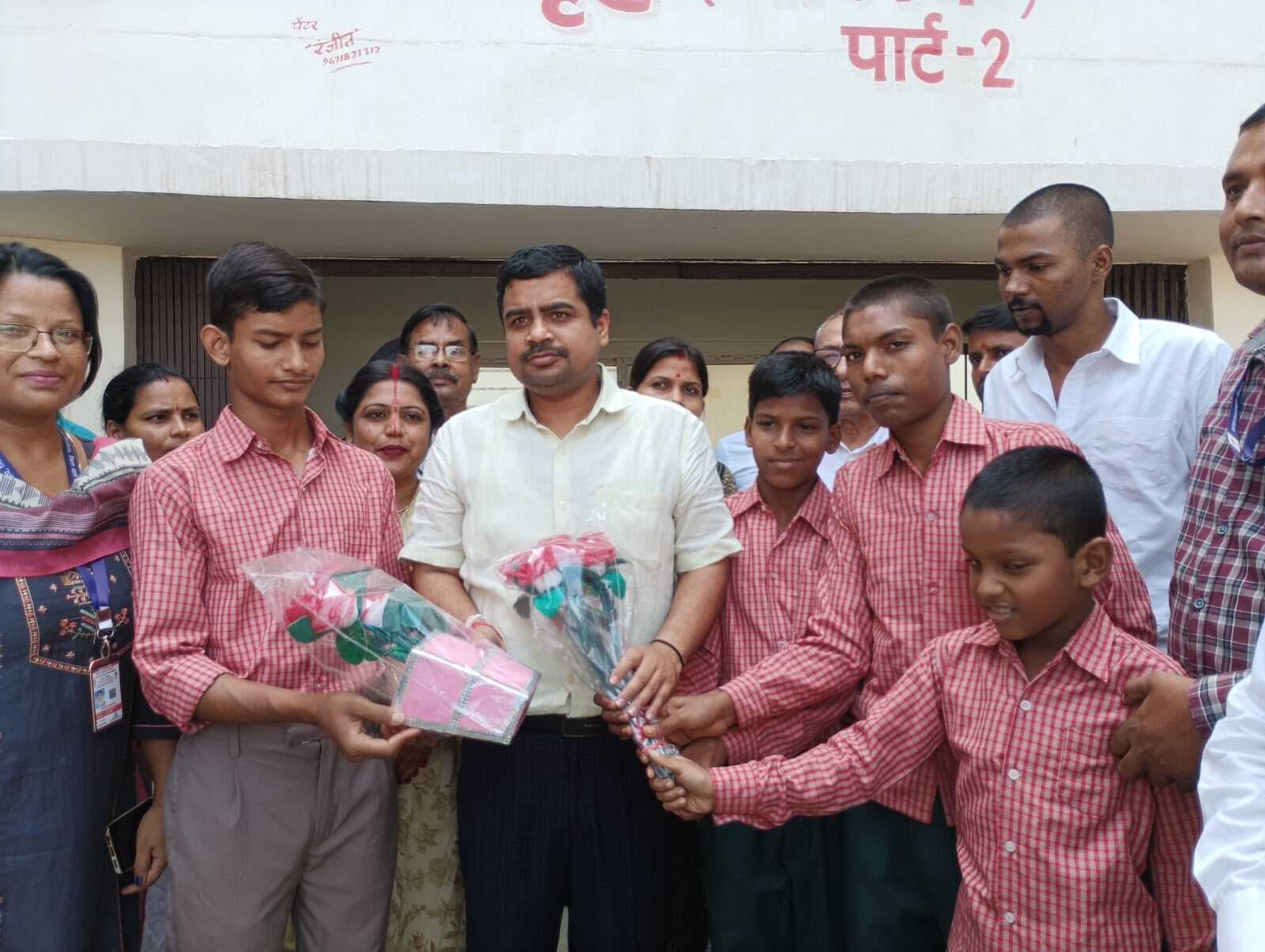 बाल देख-रेख संस्थानों का डीएम ने किया निरीक्षण, बच्चों से की बातचीत