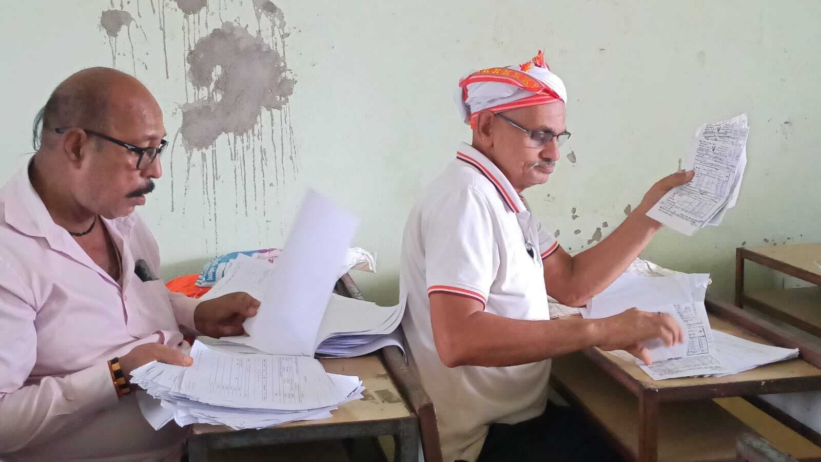 राजस्व महाअभियान: अव्यवस्था से जूझ रहे लाभुक, घर-घर वितरण नहीं होने से भटक रहे लोग