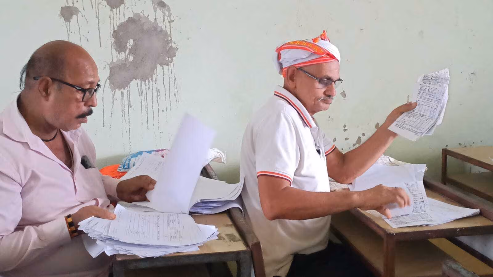 राजस्व महाअभियान: अव्यवस्था से जूझ रहे लाभुक, घर-घर वितरण नहीं होने से भटक रहे लोग