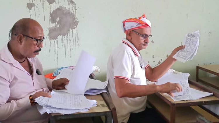 राजस्व महाअभियान: अव्यवस्था से जूझ रहे लाभुक, घर-घर वितरण नहीं होने से भटक रहे लोग