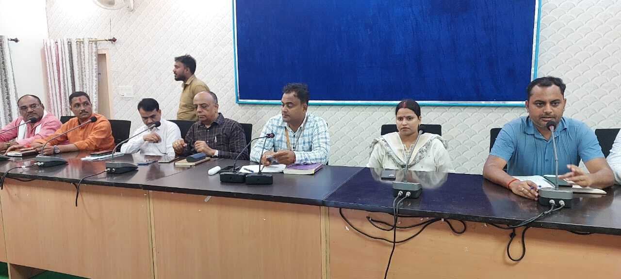 बाढ़ राहत कार्य की डीएम ने की समीक्षा