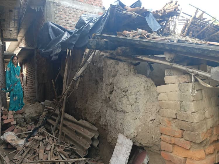 बरसात के कारण मिट्टी का घर गिरा