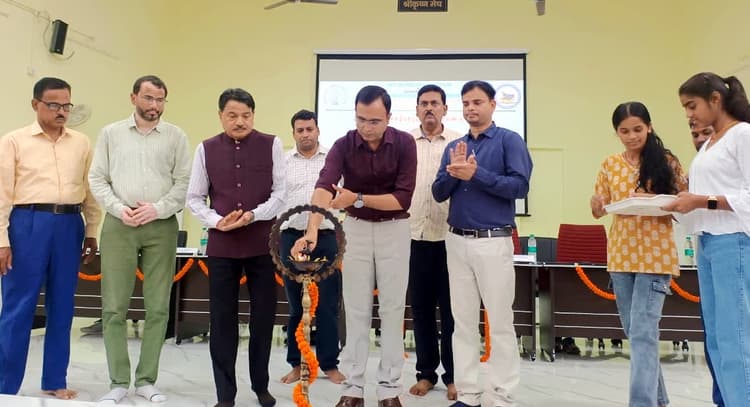 नगर आयुक्त ने कहा- बेहतर इंजीनियर बनकर, समस्याओं का समाधान निकालें छात्र