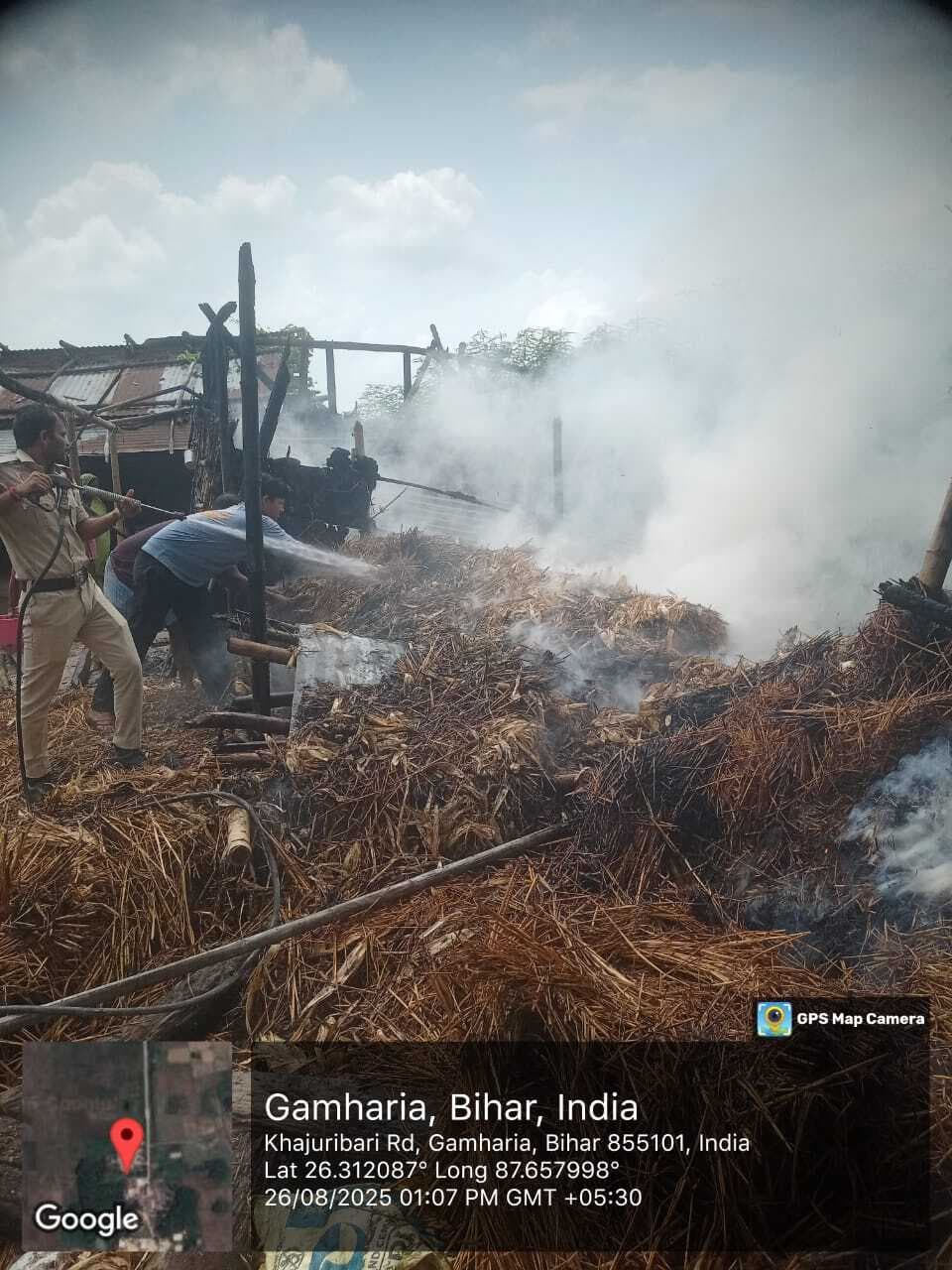 खुजरबाड़ी गांव में लगी आग, दो बकरियां झुलसीं