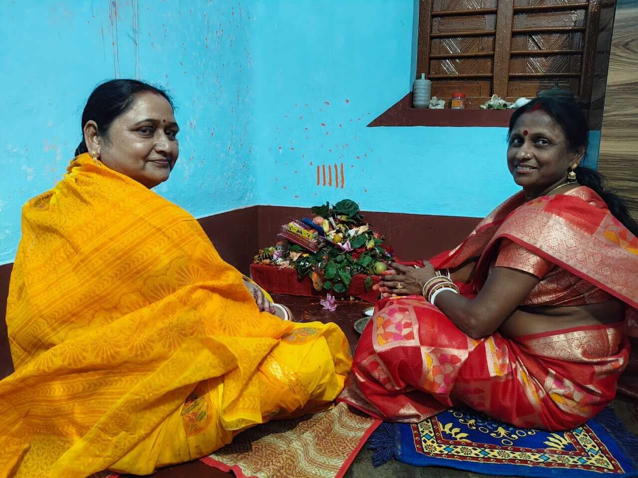 महिलाओं ने पति की दीर्घायु के लिए किया व्रत