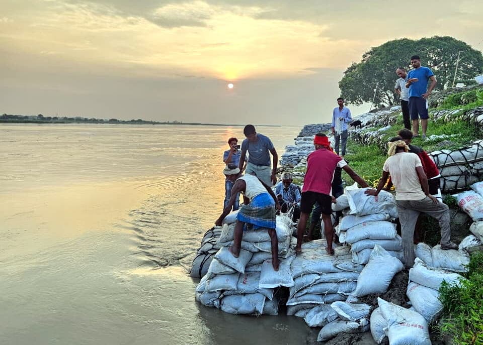 गंडक की तेज धारा से प्रभावित तिरहुत तटबंध पर तत्काल मरम्मती कार्य शुरू