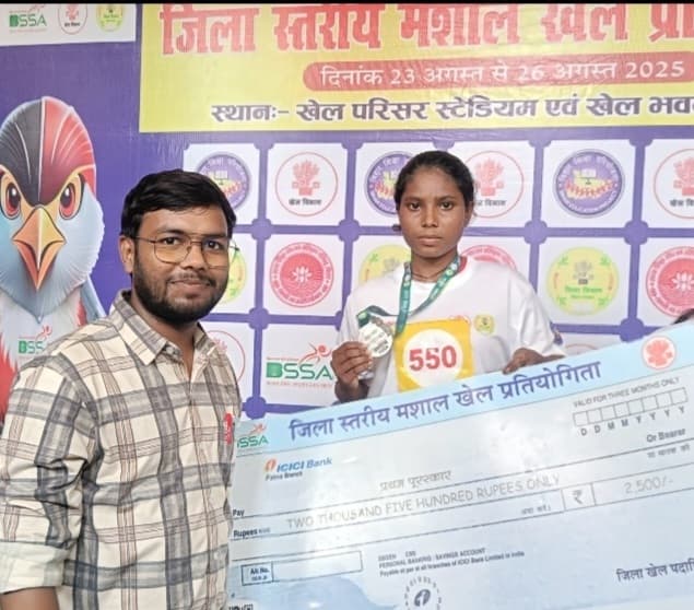 रीना कुमारी बनीं जिला टॉपर, आमस का नाम हुआ रोशन