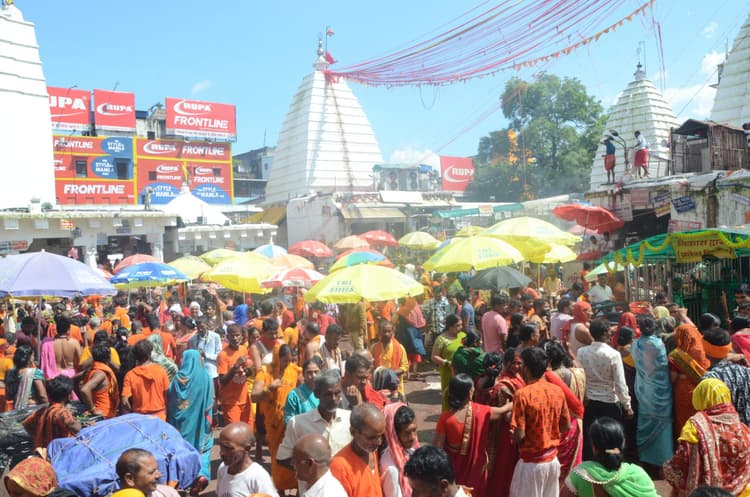 Deoghar news : 50 हजार श्रद्धालुओं ने बाबा भोलेनाथ पर किया जलार्पण, सुहागिन महिलाओं ने की अखंड सौभाग्य की कामना