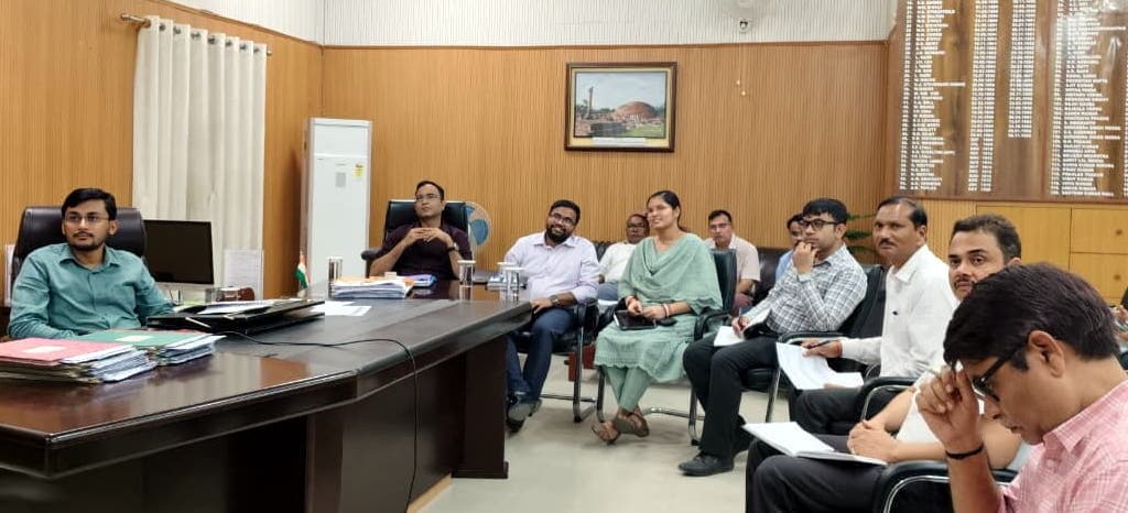 चुनाव आयोग के दिशा निर्देश के अनुरूप करे कार्य : डीएम