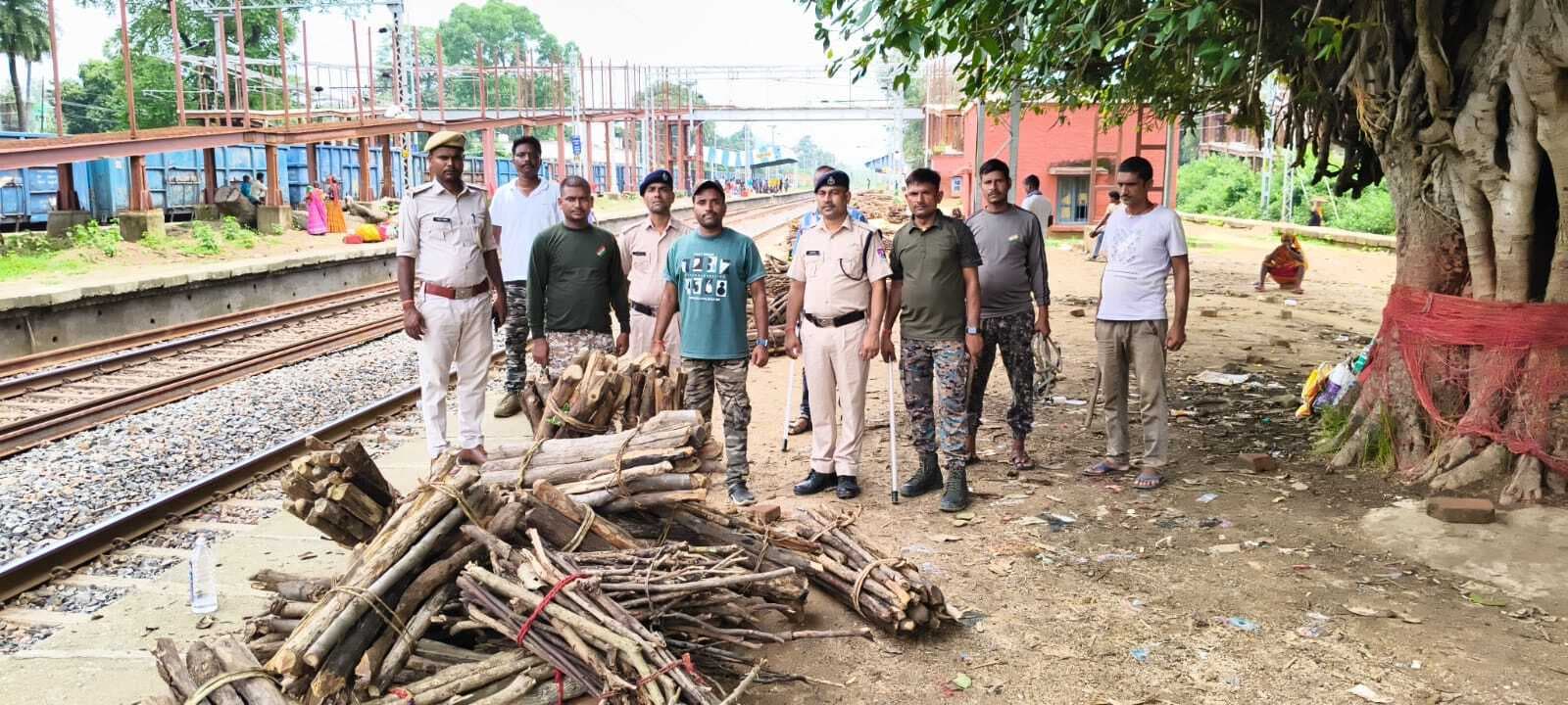 आसनसोल-वाराणसी पैसेंजर से 800 किलोग्राम लकड़ी बरामद