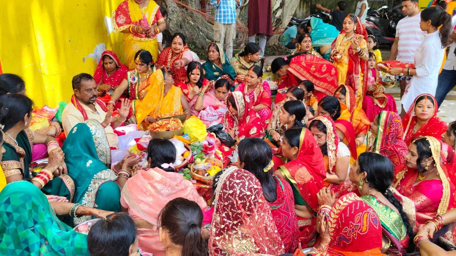 निर्जला उपवास कर सुहागिनों ने की पति की लंबी उम्र की कामना