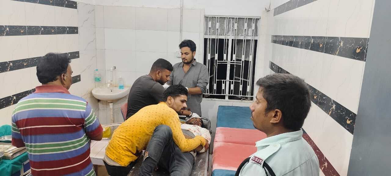 सड़क हादसे में युवक गंभीर रूप से घायल, बांका रेफर