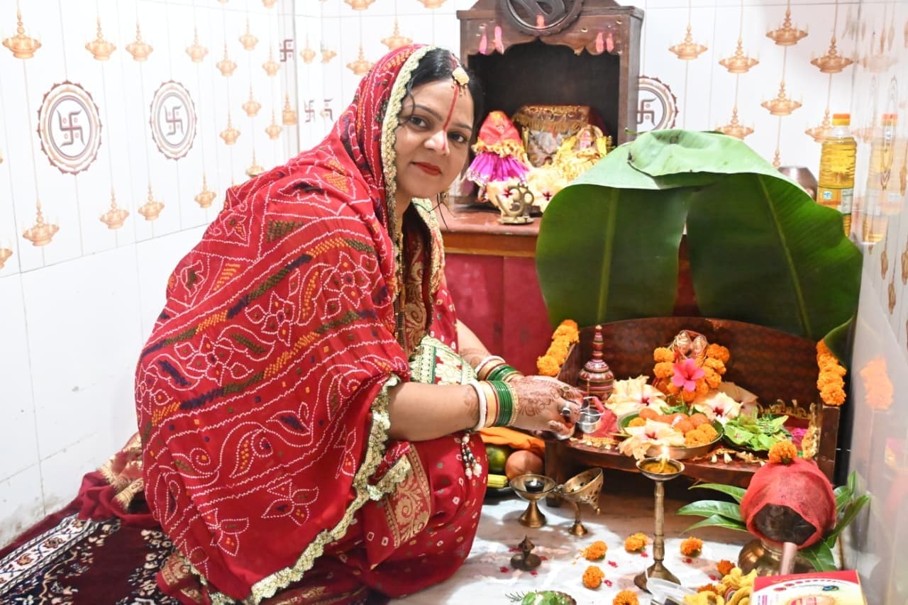 श्रद्धा भक्ति के साथ मनाया गया हरतालिका तीज व चौरचंद पर्व, चन्द्रमा को दिया अर्घ्य