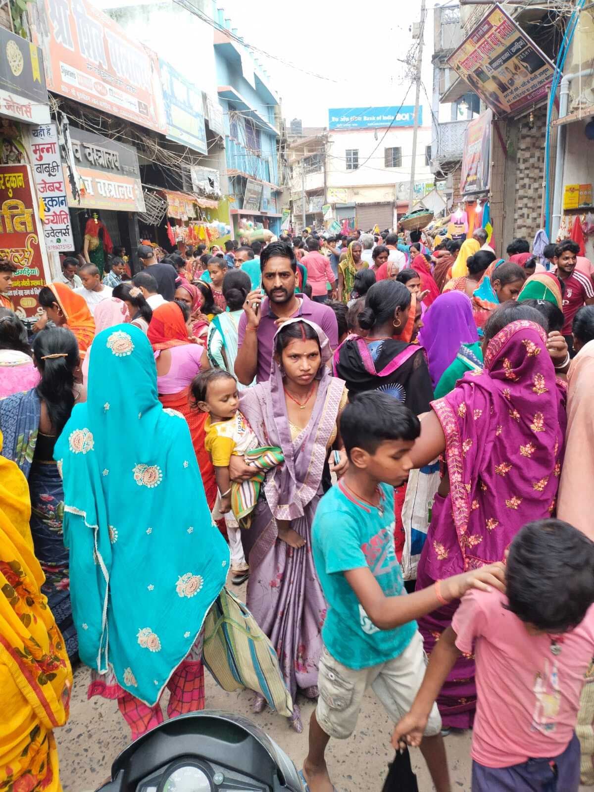 सुहागिनों ने शिव-पावर्ती की पूजा कर मांगी पति की लंबी आयु