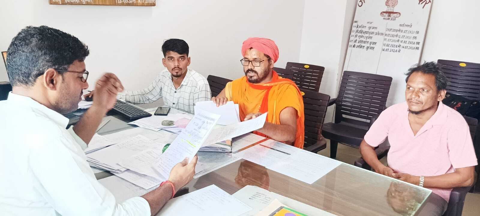 जनता दरबार में आये कई आवेदन