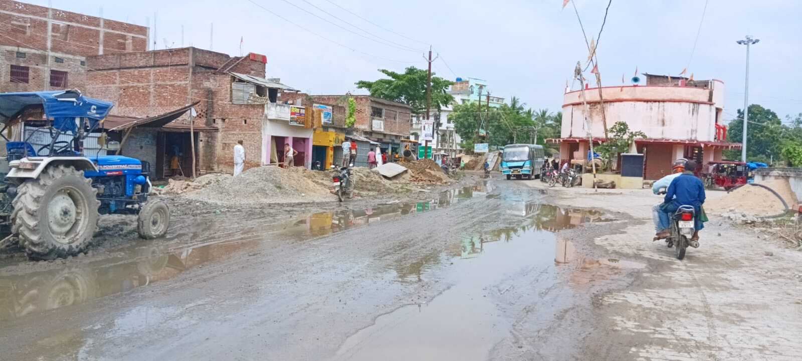 नाले निर्माण कार्य को लेकर खुदाई, जलजमाव से जूझ रहे नगरवासी
