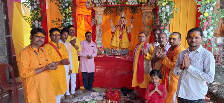 Giridih News: गिरिडीह में इस जगह 100 साल से भी पहले से होता आ रहा है गणेशोत्सव