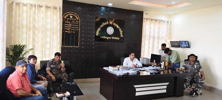 Giridih News: धनवार बाजार में यातायात व्यवस्था को ले एसडीओ ने की बैठक